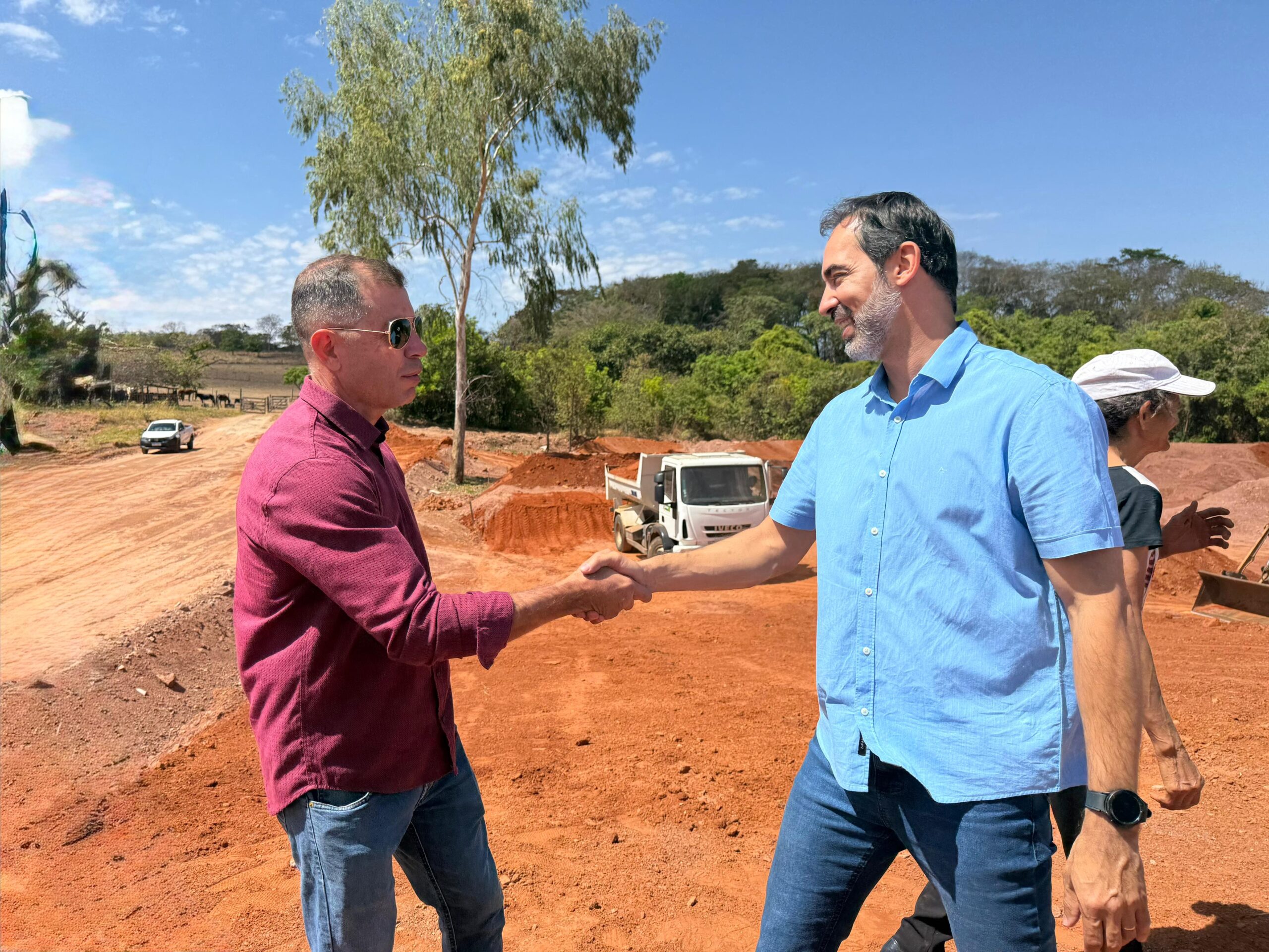 Pellozo vistoria construção de pista de bicicross no Mansões Retiro