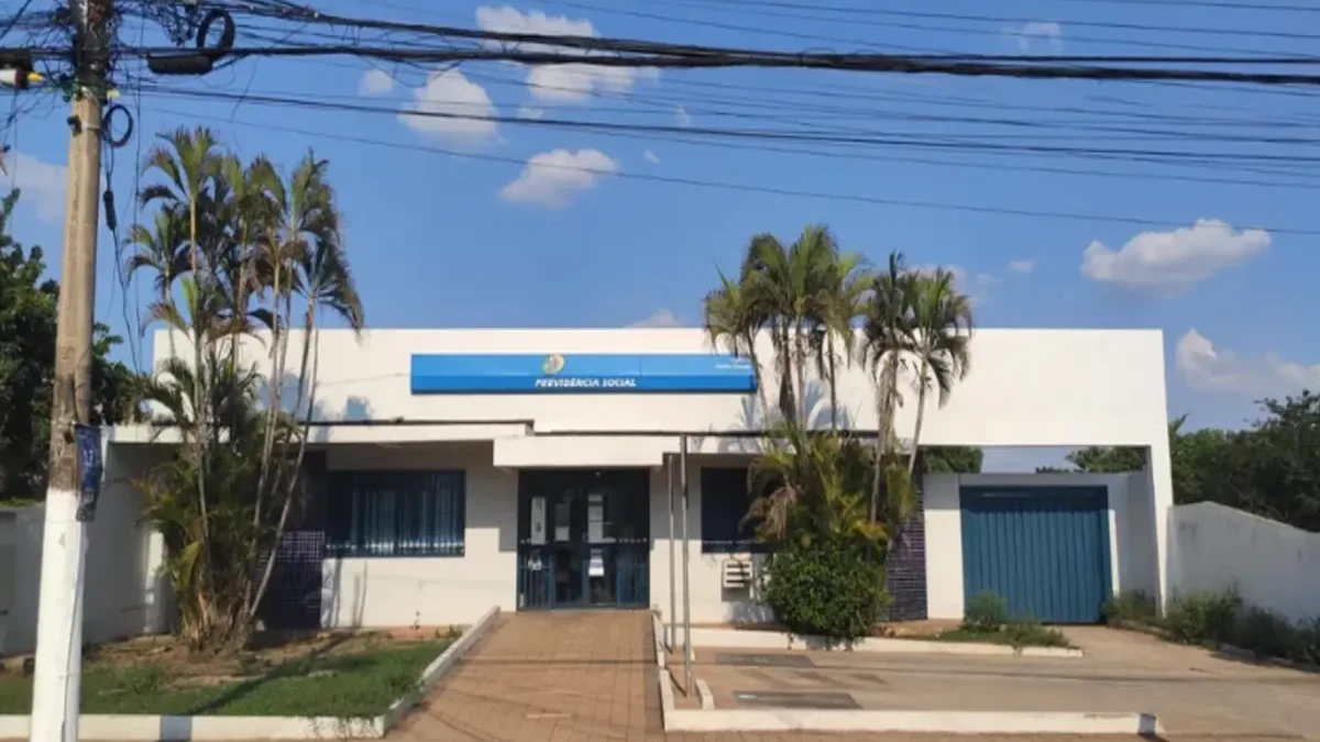 Mulher que se passava por advogada é presa por aplicar golpes em idosos em frente ao INSS de Várzea Grande