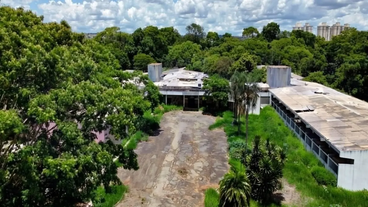 Falido há 7 anos, sede do Hospital Santa Genoveva vai a leilão por 61,7% do valor total da dívida (Foto: Leilões Brasil)